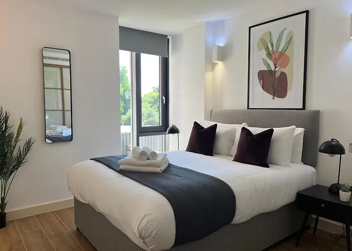 Best Hotels Near Kew Gardens for Botanical Bliss